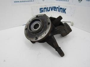 Gebruikte Fusee links-voor Peugeot 207/207+ (WA/WC/WM) 1.6 16V VTRi Prijs € 49,49 Margeregeling aangeboden door Snuverink Autodemontage