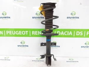 Gebruikte Schokdemperpoot links-voor Renault Captur (2R) 0.9 Energy TCE 12V Prijs € 50,00 Margeregeling aangeboden door Snuverink Autodemontage