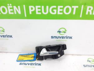 Gebruikte Deurgreep 4Deurs links-achter Peugeot 5008 II (M4/MC/MJ/MR) 1.2 12V e-THP PureTech 130 Prijs € 20,00 Margeregeling aangeboden door Snuverink Autodemontage