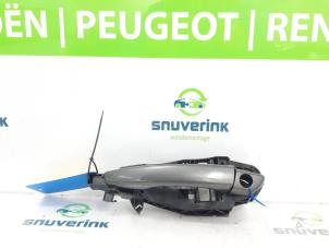 Gebruikte Deurgreep 4Deurs links-voor Peugeot 5008 II (M4/MC/MJ/MR) 1.2 12V e-THP PureTech 130 Prijs € 25,00 Margeregeling aangeboden door Snuverink Autodemontage