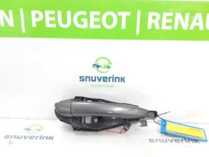 Gebruikte Deurgreep 4Deurs rechts-voor Peugeot 5008 II (M4/MC/MJ/MR) 1.2 12V e-THP PureTech 130 Prijs € 25,00 Margeregeling aangeboden door Snuverink Autodemontage