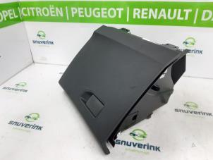 Gebruikte Dashboardkastje Peugeot 5008 II (M4/MC/MJ/MR) 1.2 12V e-THP PureTech 130 Prijs € 100,00 Margeregeling aangeboden door Snuverink Autodemontage
