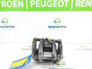 Gebruikte Remklauw (Tang) links-achter Peugeot 5008 II (M4/MC/MJ/MR) 1.2 12V e-THP PureTech 130 Prijs € 40,00 Margeregeling aangeboden door Snuverink Autodemontage