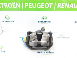 Gebruikte Remklauw (Tang) links-voor Peugeot 5008 II (M4/MC/MJ/MR) 1.2 12V e-THP PureTech 130 Prijs € 49,00 Margeregeling aangeboden door Snuverink Autodemontage