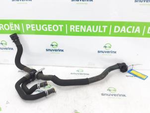 Gebruikte Koelwaterslang Peugeot 5008 II (M4/MC/MJ/MR) 1.2 12V e-THP PureTech 130 Prijs € 40,00 Margeregeling aangeboden door Snuverink Autodemontage