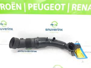 Gebruikte Luchtinlaat slang Peugeot 5008 II (M4/MC/MJ/MR) 1.2 12V e-THP PureTech 130 Prijs € 30,00 Margeregeling aangeboden door Snuverink Autodemontage