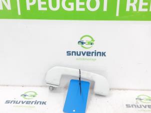 Gebruikte Handgreep Peugeot 5008 II (M4/MC/MJ/MR) 1.2 12V e-THP PureTech 130 Prijs € 30,23 Inclusief btw aangeboden door Snuverink Autodemontage