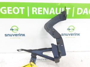 Gebruikte Motorkap Scharnier Renault Kangoo (KC) 1.6 16V Prijs € 30,00 Margeregeling aangeboden door Snuverink Autodemontage