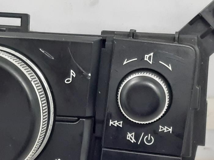 Radiobedienings paneel van een Mazda CX-30 (DM) 2.0 e-SkyActiv X 186 16V 2021