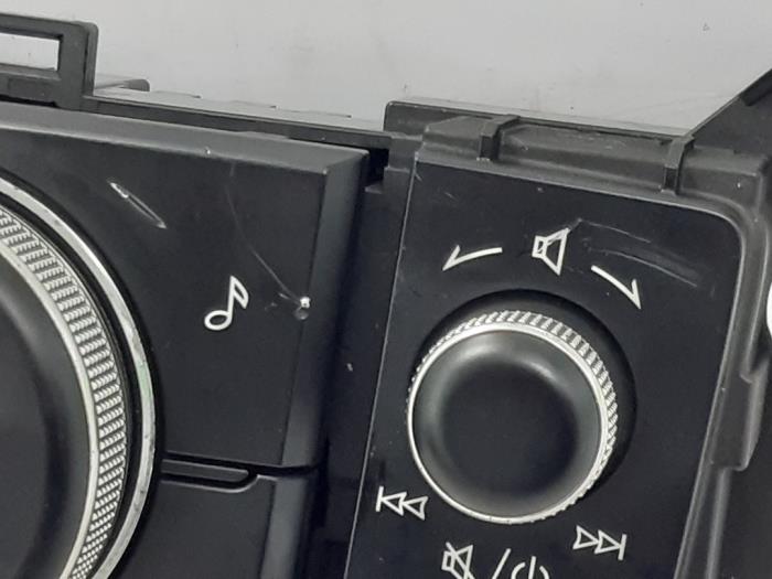 Radiobedienings paneel van een Mazda CX-30 (DM) 2.0 e-SkyActiv X 186 16V 2021