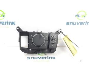 Gebruikte Radiobedienings paneel Mazda CX-30 (DM) 2.0 e-SkyActiv X 186 16V Prijs op aanvraag aangeboden door Snuverink Autodemontage