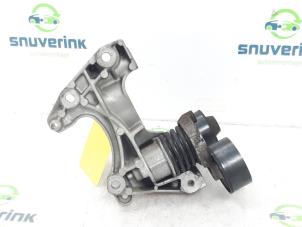 Gebruikte Dynamosteun boven Renault Clio IV (5R) 0.9 Energy TCE 90 12V Prijs € 10,33 Margeregeling aangeboden door Snuverink Autodemontage