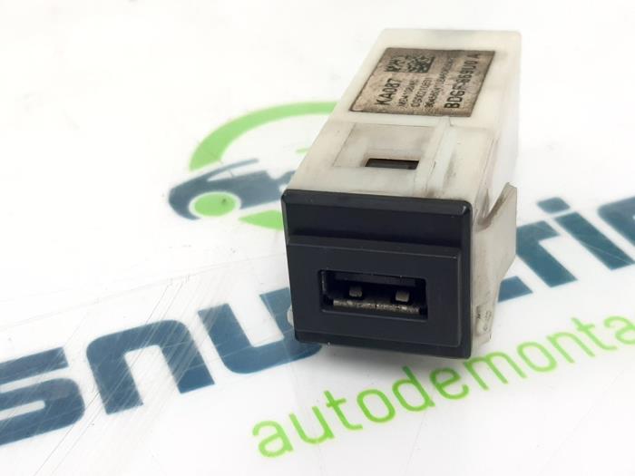 AUX/USB aansluiting van een Mazda CX-30 (DM) 2.0 e-SkyActiv X 186 16V 2021