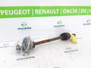 Gebruikte Aandrijfas links-voor Renault Twingo II (CN) 1.2 16V Prijs € 45,00 Margeregeling aangeboden door Snuverink Autodemontage