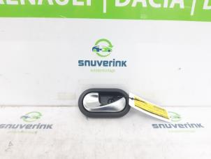 Gebruikte Portiergreep 2Deurs links Dacia Dokker (0S) 1.6 16V LPG Prijs € 25,00 Margeregeling aangeboden door Snuverink Autodemontage