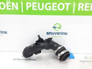 Gebruikte Aanzuigslang Lucht Peugeot 3008 II (M4/MC/MJ/MR) 1.2 12V e-THP PureTech 130 Prijs € 36,30 Inclusief btw aangeboden door Snuverink Autodemontage
