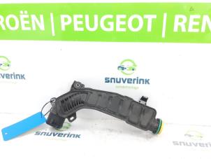 Gebruikte Intercooler Slang Peugeot 3008 II (M4/MC/MJ/MR) 1.2 12V e-THP PureTech 130 Prijs € 30,25 Inclusief btw aangeboden door Snuverink Autodemontage
