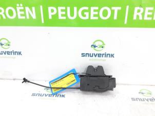 Gebruikte Slotmechaniek Achterklep Peugeot 3008 II (M4/MC/MJ/MR) 1.2 12V e-THP PureTech 130 Prijs € 48,40 Inclusief btw aangeboden door Snuverink Autodemontage
