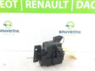 Gebruikte Zekeringkast Renault Megane III Berline (BZ) 1.5 dCi 90 Prijs € 40,00 Margeregeling aangeboden door Snuverink Autodemontage
