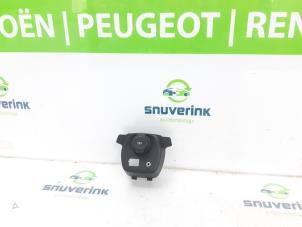 Gebruikte 12 Volt aansluiting Peugeot 108 1.0 12V Prijs op aanvraag aangeboden door Snuverink Autodemontage