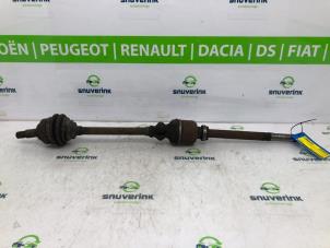Gebruikte Aandrijfas rechts-voor Peugeot 807 2.0 16V Prijs € 40,50 Margeregeling aangeboden door Snuverink Autodemontage
