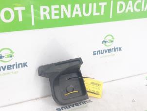 Gebruikte Bumpersteun links-achter Renault Megane IV Estate (RFBK) 1.5 Energy dCi 110 Prijs op aanvraag aangeboden door Snuverink Autodemontage
