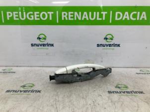 Gebruikte Deurgreep 2Deurs rechts Peugeot 308 (4A/C) 1.4 VTI 16V Prijs € 25,00 Margeregeling aangeboden door Snuverink Autodemontage