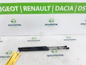 Gebruikte Gasdemperset Achterklep Dacia Duster (HS) 1.2 TCE 16V Prijs op aanvraag aangeboden door Snuverink Autodemontage
