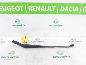 Gebruikte Ruitenwisserarm voor Dacia Duster (HS) 1.2 TCE 16V Prijs € 25,00 Margeregeling aangeboden door Snuverink Autodemontage
