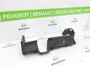 Gebruikte Luchtgeleider Dacia Duster (HS) 1.2 TCE 16V Prijs € 30,00 Margeregeling aangeboden door Snuverink Autodemontage