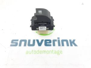 Gebruikte Ruit schakelaar elektrisch Renault Clio IV (5R) 1.6 Turbo 16V RS 200 EDC Prijs € 14,99 Margeregeling aangeboden door Snuverink Autodemontage