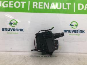 Gebruikte Radiobediening Stuur Renault Scénic II (JM) 1.9 dCi 115 Prijs € 35,00 Margeregeling aangeboden door Snuverink Autodemontage