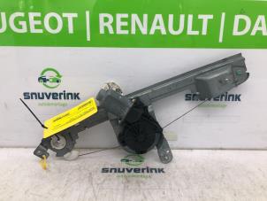 Gebruikte Raammechaniek 4Deurs links-achter Renault Scénic II (JM) 1.9 dCi 115 Prijs € 55,00 Margeregeling aangeboden door Snuverink Autodemontage