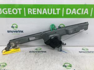 Gebruikte Ruitmechaniek 4Deurs links-voor Renault Scénic II (JM) 1.9 dCi 115 Prijs € 45,00 Margeregeling aangeboden door Snuverink Autodemontage