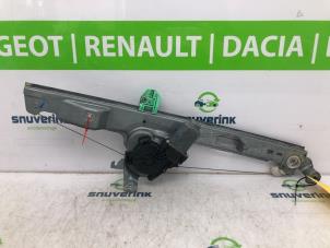 Gebruikte Ruitmechaniek 4Deurs rechts-voor Renault Scénic II (JM) 1.9 dCi 115 Prijs € 45,00 Margeregeling aangeboden door Snuverink Autodemontage