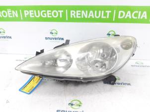 Gebruikte Koplamp links Peugeot 307 CC (3B) 2.0 16V Prijs € 60,00 Margeregeling aangeboden door Snuverink Autodemontage