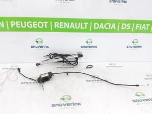 Gebruikte Cabriodak leiding hydraulisch Peugeot 307 CC (3B) 2.0 16V Prijs € 125,00 Margeregeling aangeboden door Snuverink Autodemontage