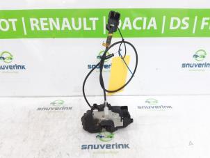 Gebruikte Slotmechaniek Portier 2Deurs links Renault Clio III (BR/CR) 1.2 16V 75 Prijs € 24,99 Margeregeling aangeboden door Snuverink Autodemontage