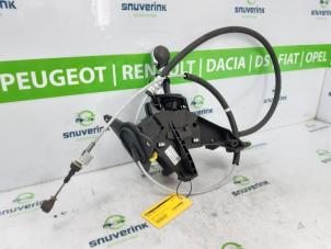 Gebruikte Versnellingspook Renault Twingo III (AH) ZE R80 Prijs € 89,98 Margeregeling aangeboden door Snuverink Autodemontage