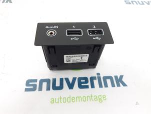 Gebruikte AUX/USB aansluiting Renault Twingo III (AH) ZE R80 Prijs € 30,00 Margeregeling aangeboden door Snuverink Autodemontage