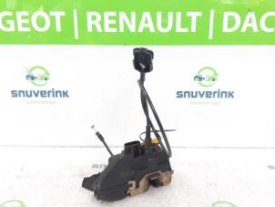 Gebruikte Deurslot Mechaniek 4Deurs links-voor Renault Scénic II (JM) 1.6 16V Prijs € 30,00 Margeregeling aangeboden door Snuverink Autodemontage