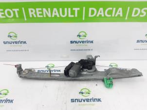 Gebruikte Ruitmechaniek 4Deurs rechts-voor Renault Scénic II (JM) 1.6 16V Prijs € 45,00 Margeregeling aangeboden door Snuverink Autodemontage