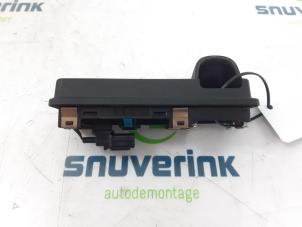 Gebruikte Schakelaar achterklep Kia Stonic (YB) 1.0i T-GDi 12V Eco-Dynamics+ Prijs € 35,00 Margeregeling aangeboden door Snuverink Autodemontage