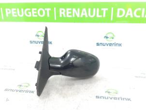 Gebruikte Spiegel Buiten links Renault Clio II (BB/CB) 1.6 16V Prijs € 31,49 Margeregeling aangeboden door Snuverink Autodemontage