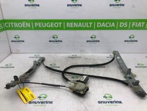 Gebruikte Ruitmechaniek 2Deurs rechts-voor Renault Megane II (BM/CM) 1.6 16V Prijs € 40,00 Margeregeling aangeboden door Snuverink Autodemontage