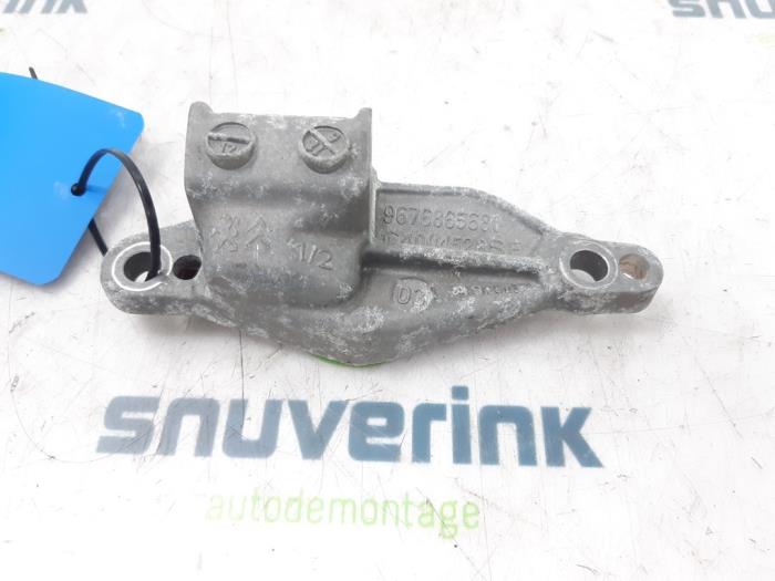 Gebruikte Dynamosteun boven Peugeot 208 I (CA/CC/CK/CL) 1.2 Vti 12V PureTech 82 Prijs € 34,98 Margeregeling aangeboden door Snuverink Autodemontage
