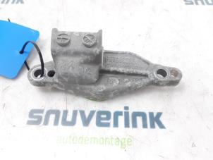 Gebruikte Dynamosteun boven Peugeot 208 I (CA/CC/CK/CL) 1.2 Vti 12V PureTech 82 Prijs € 34,98 Margeregeling aangeboden door Snuverink Autodemontage