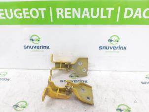 Gebruikte Scharnier deur rechts-voor Renault Master IV (FV) 2.3 dCi 145 16V FWD Prijs € 90,75 Inclusief btw aangeboden door Snuverink Autodemontage