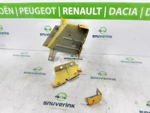Gebruikte Schermdrager rechts-voor Renault Master IV (FV) 2.3 dCi 145 16V FWD Prijs op aanvraag aangeboden door Snuverink Autodemontage