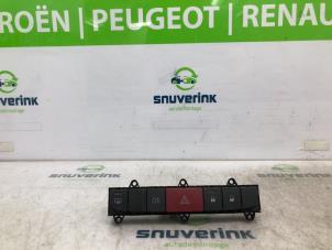 Gebruikte Gevarenlicht Schakelaar Peugeot Boxer (U9) 2.2 HDi 100 Euro 4 Prijs € 42,35 Inclusief btw aangeboden door Snuverink Autodemontage